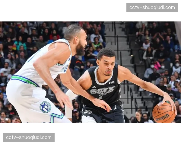 特写：爱德华兹隔扣文班亚马后怒吼，引爆森林狼主场