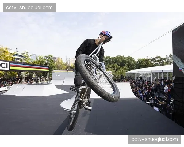 UCI城市自行车赛BMX街道赛阿联酋站:本土新星穆罕默德·阿尔·卡比摘金 UCI城市自行车赛BMX街道赛阿联酋站:本土新星穆罕默德·阿尔·卡比摘金